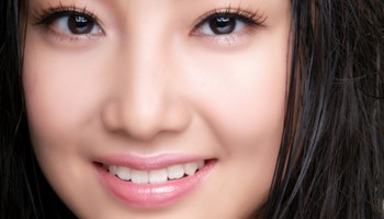 Phun mí mắt trên có đau không?