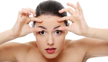 Cách xoá nếp nhăn trên trán đơn giản mỗi ngày