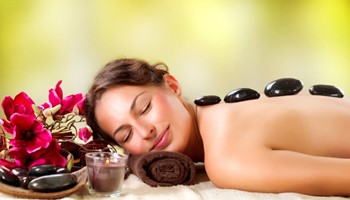 Xua tan mệt mỏi với massage body đá nóng tại Thẩm mỹ viện Lilia