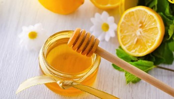Mách bạn cách trị mụn cám trên mặt bằng chanh và mật ong