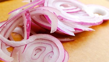 Trị tàn nhang trên mặt hiệu quả với củ hành tím