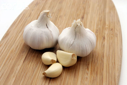 Trị mụn trứng cá bằng ăn tỏi sống