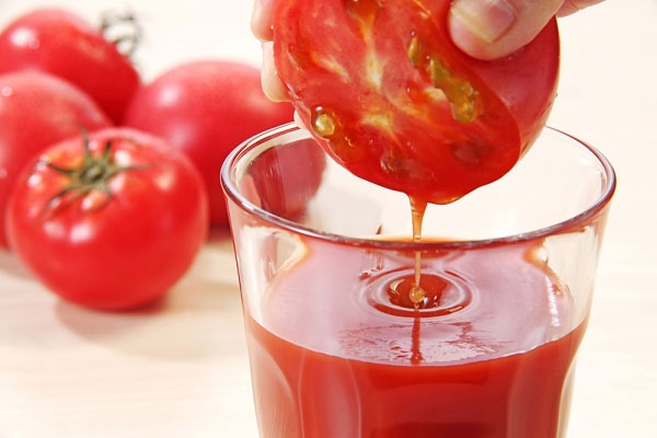 Cách trị sẹo thâm sau mụn bằng cà chua