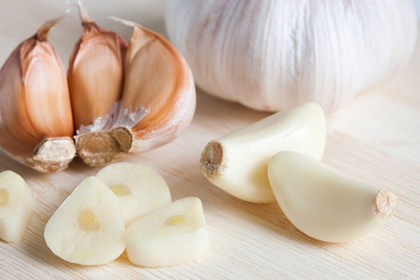 Cách trị mụn cóc bằng tỏi