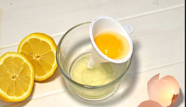 Cách trị mụn đầu đen với lòng trắng trứng gà và chanh