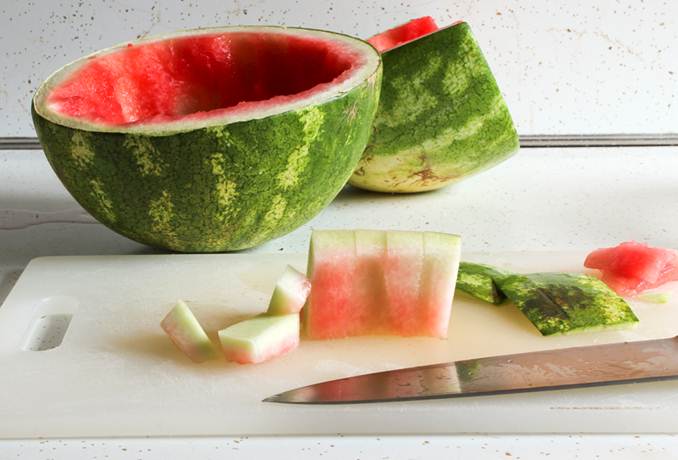 Cách trị mụn cho làn da nhạy cảm bằng vỏ dưa hấu