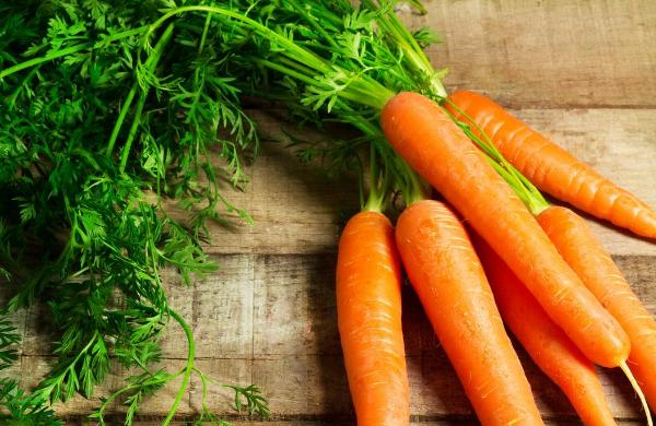 Cách làm giảm nếp nhăn vùng mắt với cà rốt
