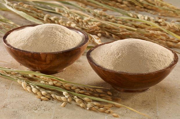 Cách làm giảm nếp nhăn vùng mắt với cám gạo