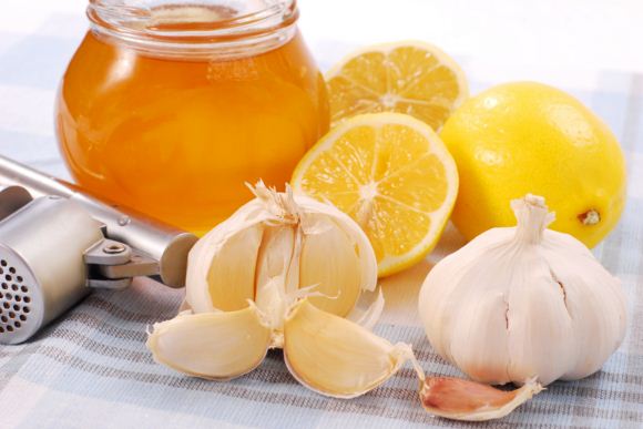 Trị mụn trứng cá bằng tỏi mật ong và chanh