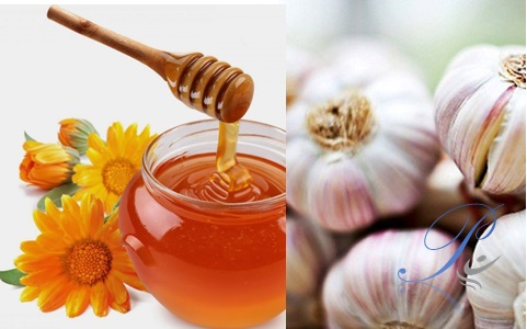 trị mụn bọc bằng tỏi và mật ong