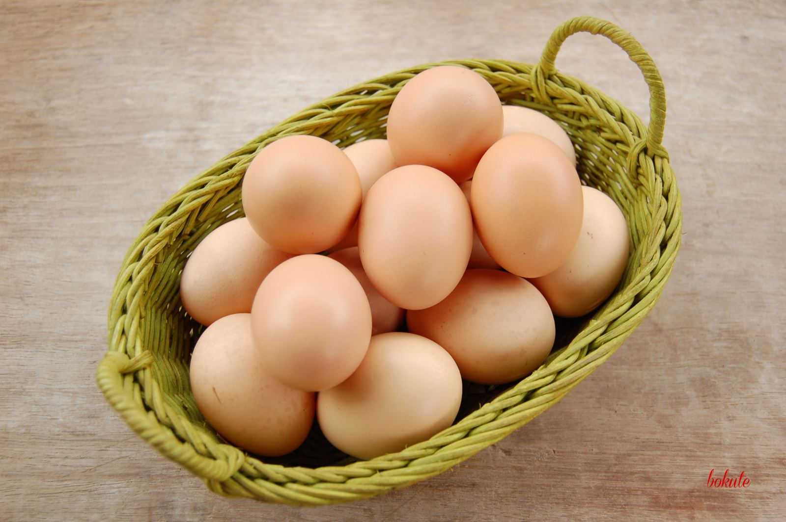 Trị mụn đầu đen bằng trứng gà